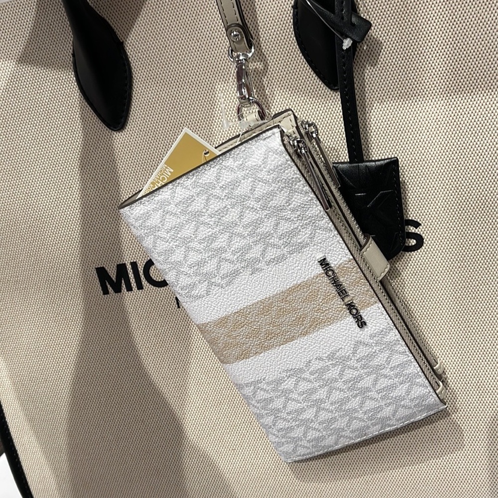 MICHAEL KORS LARGE DOUBLE ZIP WRISTLET
Light Sand Multi - Picture 1 of 16